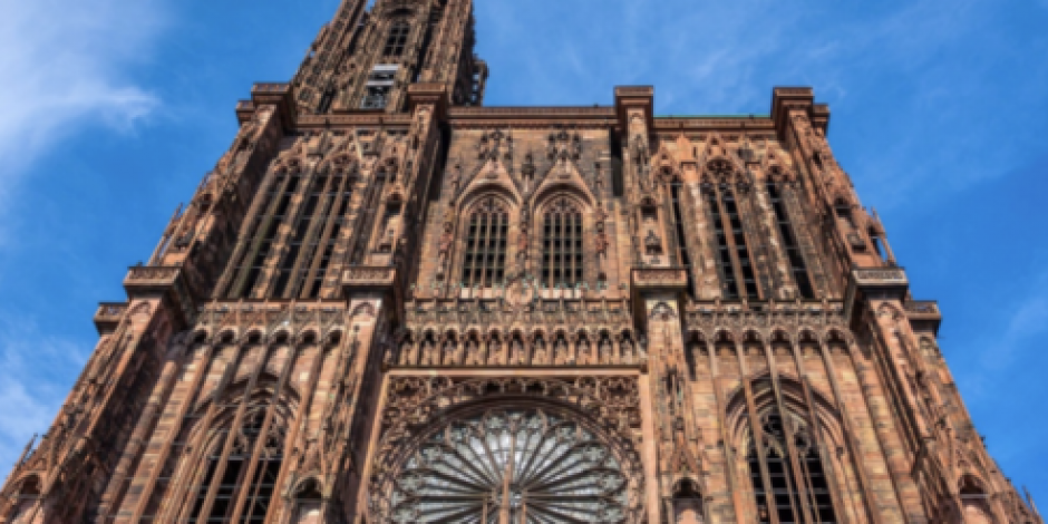 Dron se atasca en la aguja de la catedral de Estrasburgo
