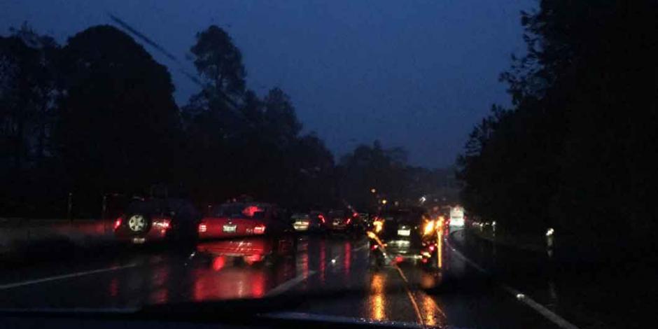 Carretera México-Cuernavaca, saturada por intensas lluvias