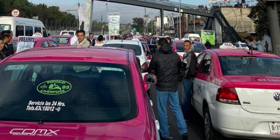 Taxistas acepta diálogo con la Semovi, pero continúan bloqueo