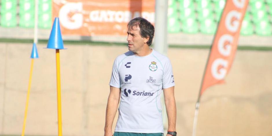 Guillermo Almada es presentado como director técnico de Santos