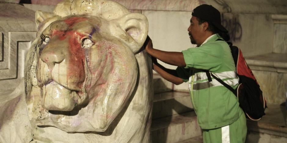 Limpian pintura de monumentos afectados en marcha en CDMX