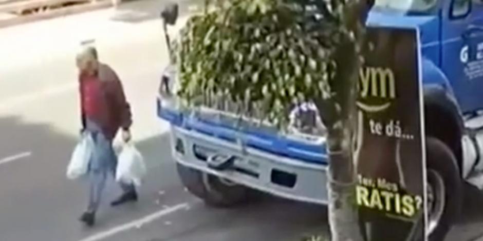 Adulto mayor muere aplastado por una revolvedora de cemento (VIDEO)