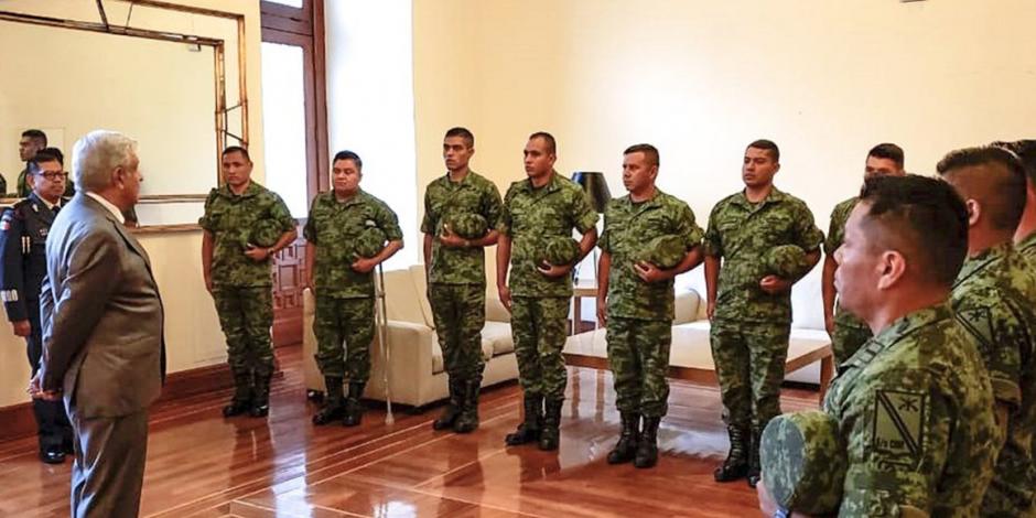 Por temple, reconoce Presidente a soldados retenidos en La Huacana