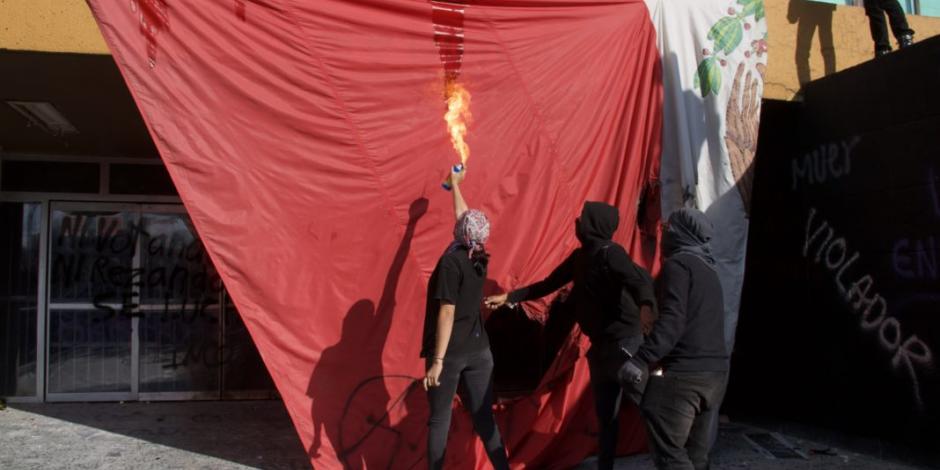 Así quemaron encapuchados la bandera de México en CU (VIDEO)