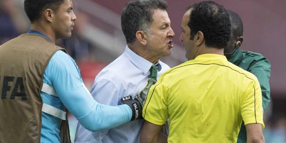 ¡Se volvió loco! Juan Carlos Osorio agredió a un árbitro