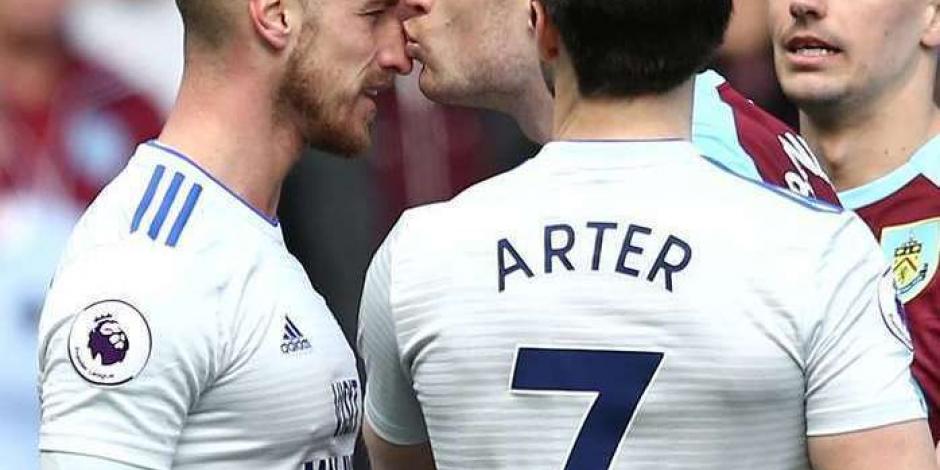 Futbolista es amonestado por darle dos besos en la nariz a un rival