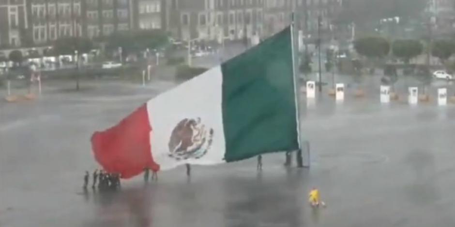 Ante tormenta, civiles y militares se unieron para bajar bandera mexicana