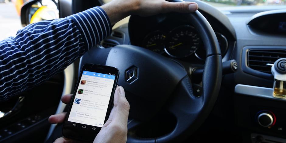 Usar el celular mientras manejas aumenta 4 veces el riesgo de accidentes