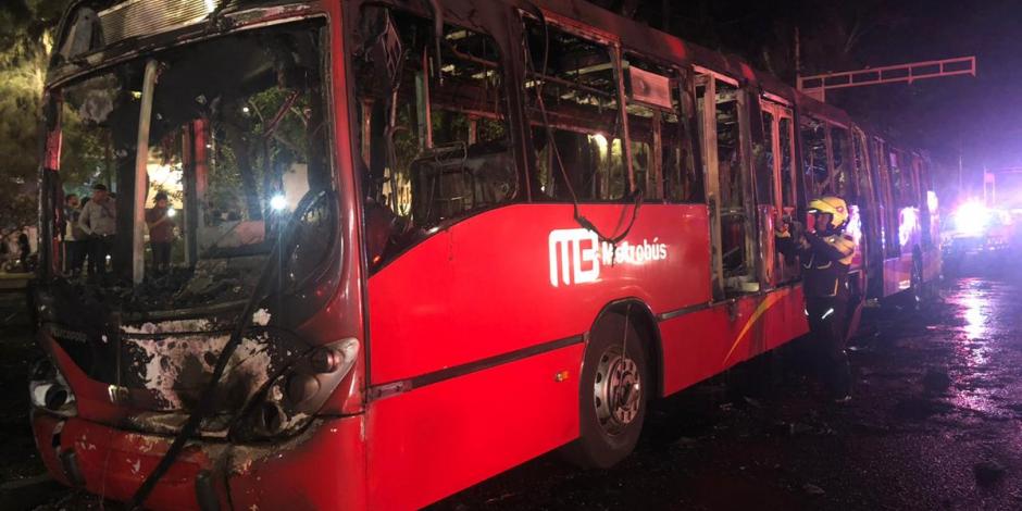 VIDEO: Se incendió unidad de la L2 de Metrobús en Iztacalco