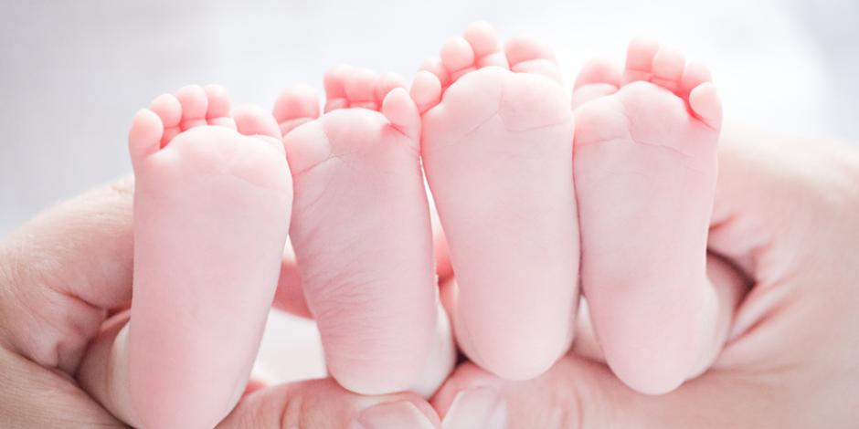 Pareja devuelve mellizos adoptados al enterarse de que tendrán un bebé