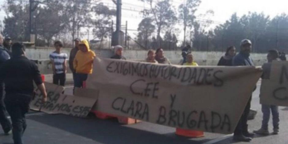 Vecinos de Iztapalapa bloquean Calzada Zaragoza por incendio de CFE