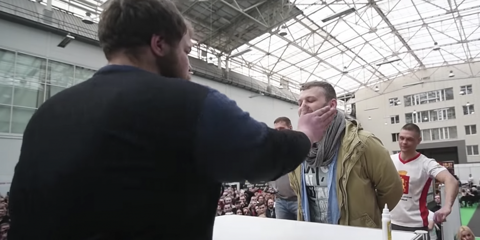 VIDEO: A cachetadas hombre ruso ganó 410 euros