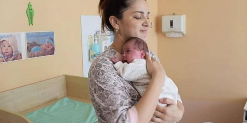 Mujer da a luz a una niña prematura y dos meses después a otro hijo