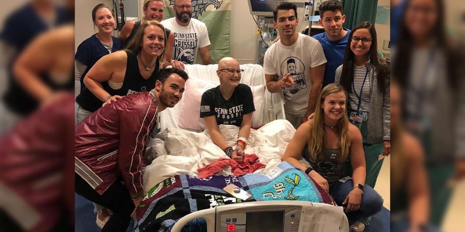 Jonas Brothers sorprenden a fan que se perdió su concierto por quimioterapia