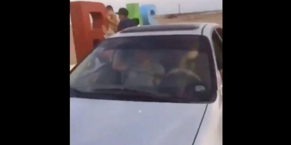 VIDEO: Azotan a jóvenes por destruir letras de paraje turístico en Sinaloa