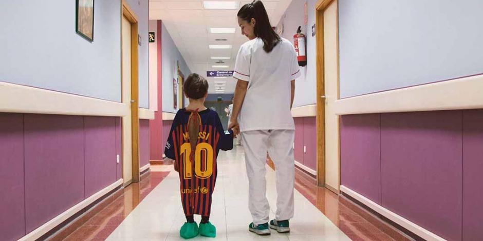 En España hacen con las playeras de futbol batas de hospital