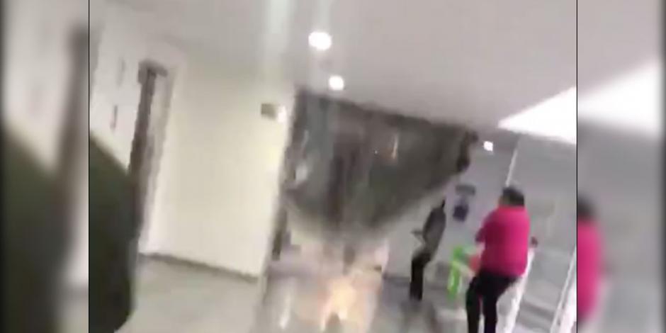 VIDEO: Lluvia tira techo de un pasillo en edificio de la Judicatura