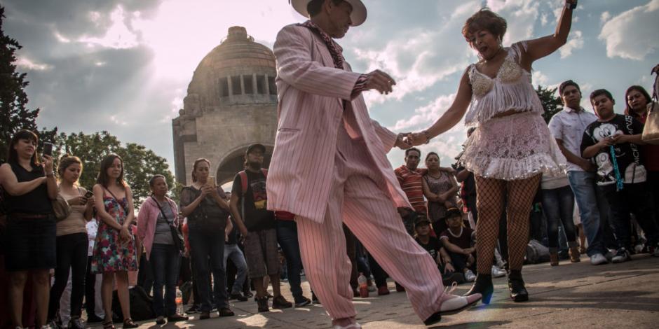Festival inunda de baile y fiesta el Monumento a la Revolución