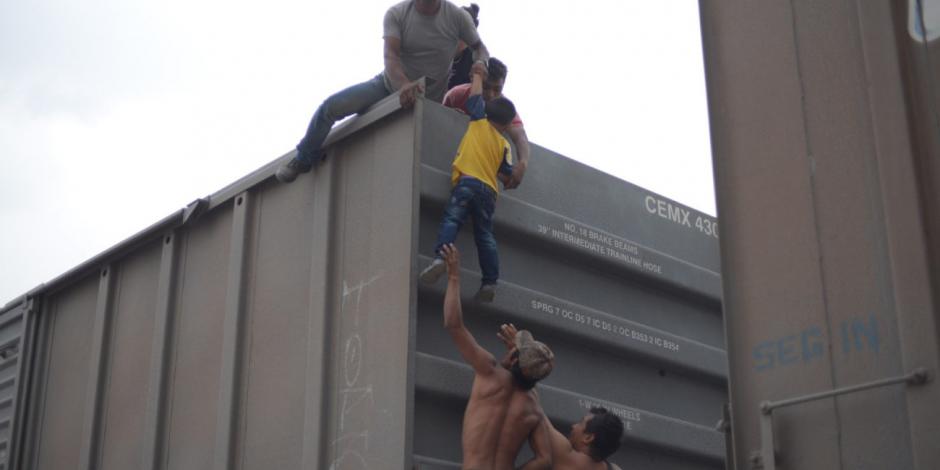 Rezan por migrantes fallecidos en la frontera de México y EU