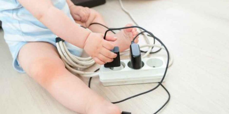 Bebé muere electrocutada tras chupar cargador de celular conectado