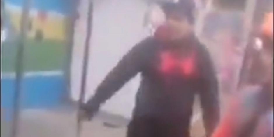 VIDEO: Sujetos armados amenazan a comerciantes en Iztapalapa