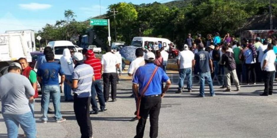 Con gases lacrimógenos, federales liberan carretera Chilpancingo-Acapulco