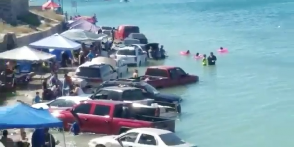 VIDEO: Marea alcanza a turistas e inunda sus vehículos en Sonora