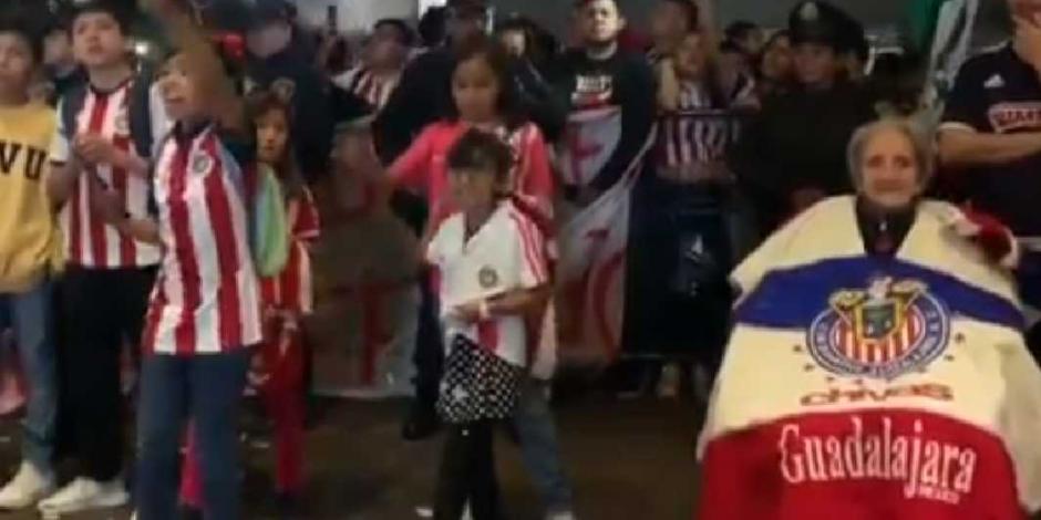 VIDEO: Afición de Chivas lleva serenata a su equipo