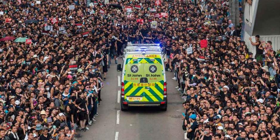 Multitud abre paso a ambulancia durante protestas en Hong Kong (VIDEO)