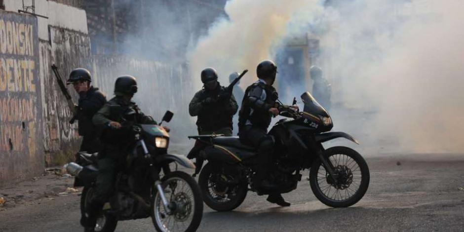 FOTOS: Militares venezolanos lanzan gases a manifestantes en frontera con Colombia