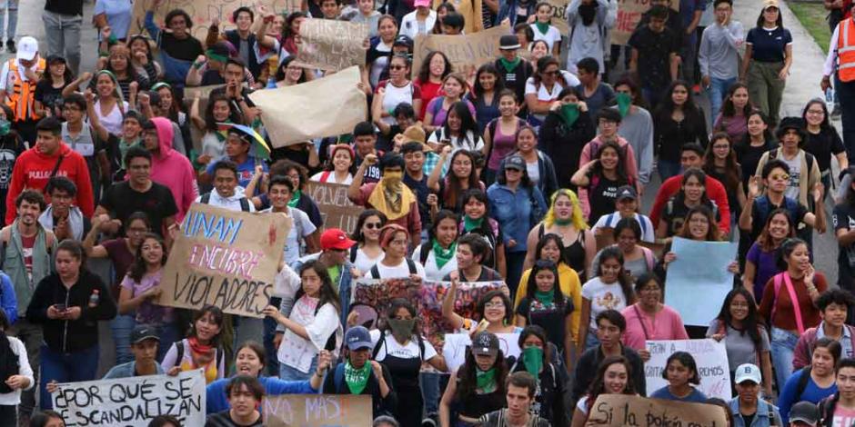 FOTOS: Alumnos del CCH Sur marchan en CU por caso de abuso sexual