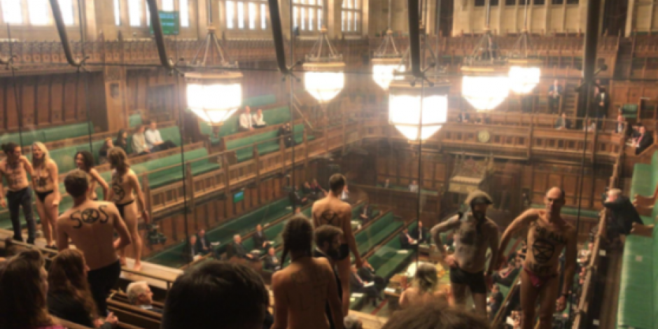 Activistas protestan desnudos en la Cámara de los Comunes británica