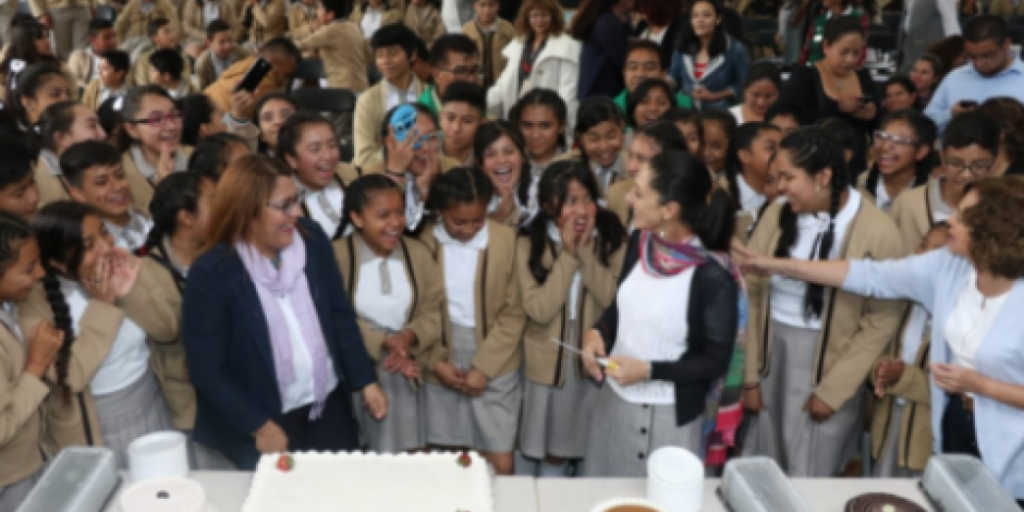 Sheinbaum festeja cumpleaños entre alumnos de secundaria en Cuajimalpa