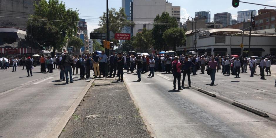 Con petardos, disidentes del SME atacan edificio en Antonio Caso e Insurgentes