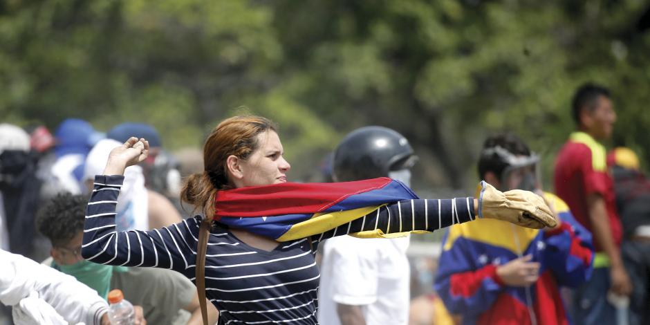 Guaidó llama a huelga general; Maduro dice que corregirá errores