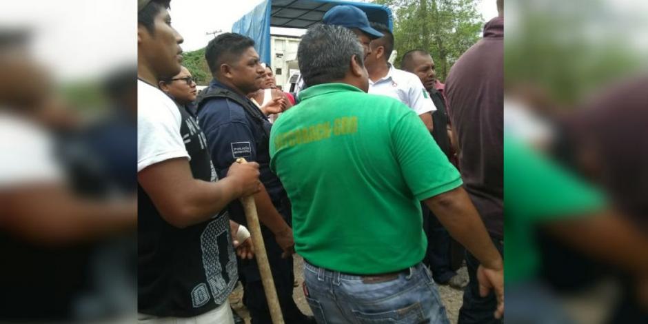 Continúan retenidos por indígenas 12 policías en Guerrero