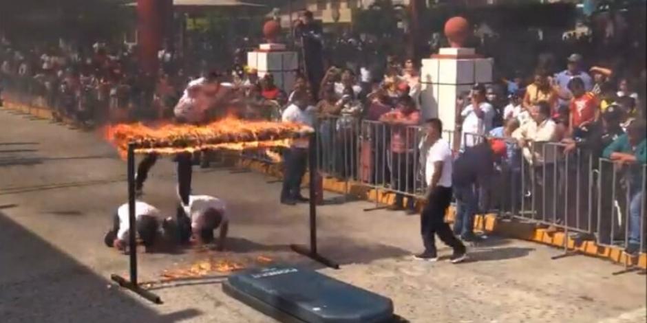 Policía se incendia durante acrobacia en desfile en Tabasco (VIDEOS)