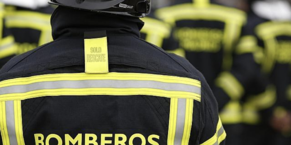 Rescatan bomberos españoles a bebé que cayó de quinto piso