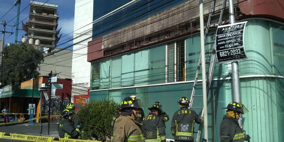 FOTOS: Cae fachada en la CDMX y dos mujeres resultan lesionadas