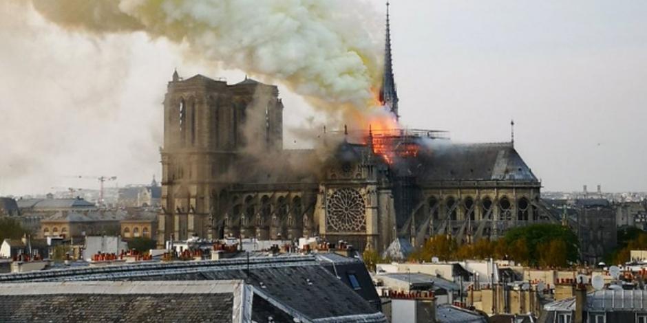 VIDEOS: Se incendia Catedral de Notre Dame en París