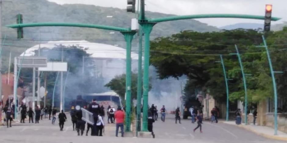 Normalistas enfrentan a policías y queman vehículo en Chiapas (FOTOS)
