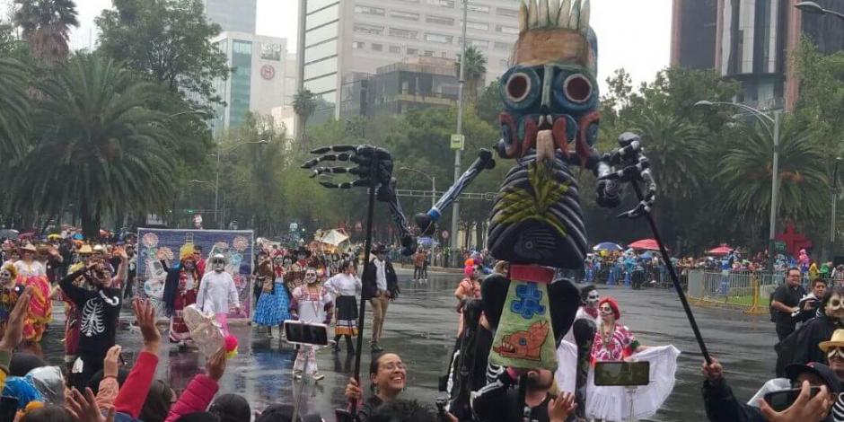 Pese a lluvia, capitalinos disfrutan de Mega Desfile de Día de Muertos
