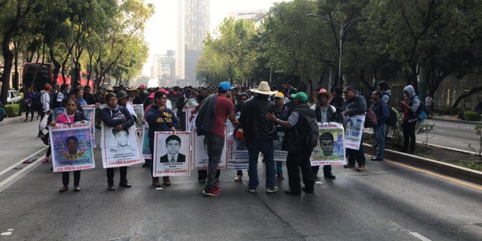 VIDEOS: Padres de normalistas de Ayotzinapa protestan en Reforma e Insurgentes