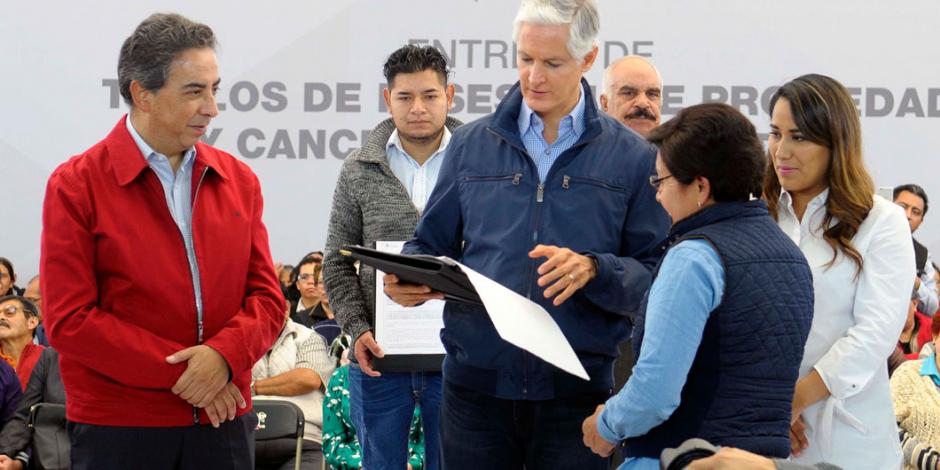 Gobierno mexiquense entrega títulos de posesión y propiedad de patrimonio