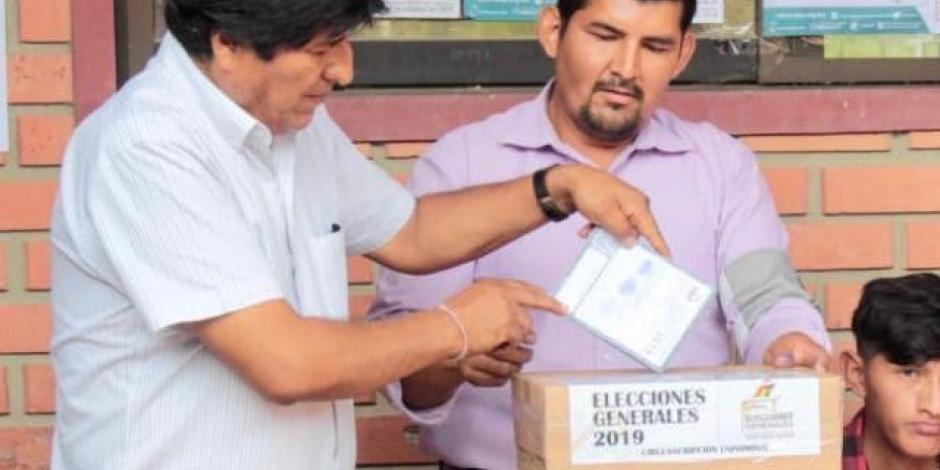 Evo Morales aventaja con 45.28%, pero no alcanza mayoría absoluta