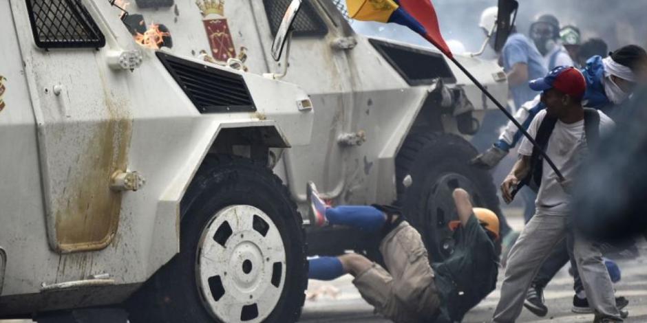 Con tanquetas reprimen a manifestantes en Venezuela (VIDEO)