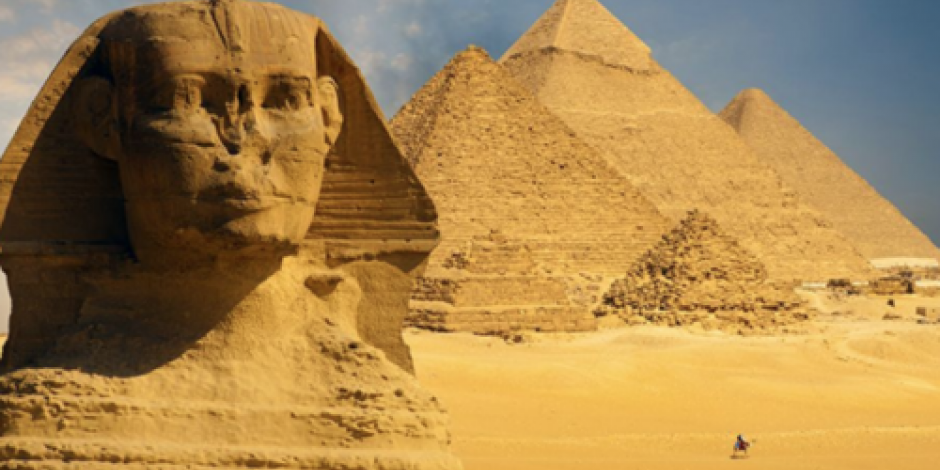 Detienen a joven por escalar pirámide de Keops en Egipto