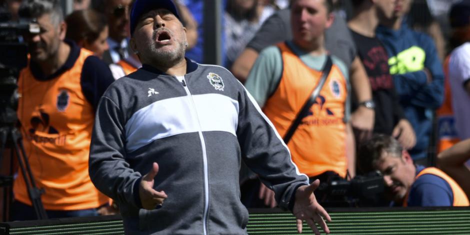 Maradona sufre accidente en partido de Gimnasia y Esgrima