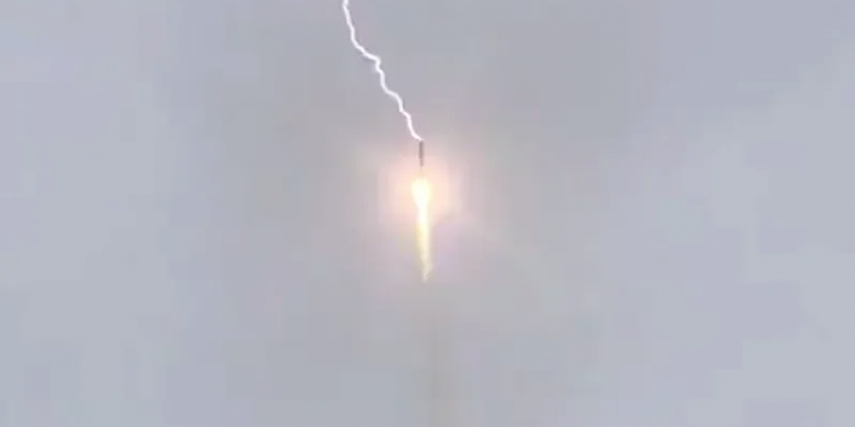 Rayo impacta en un cohete ruso durante el despegue