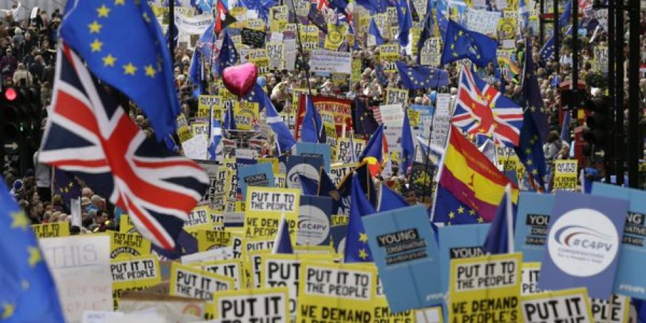 Miles de personas marchan en Londres por rechazo a Brexit